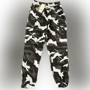 NWT Men’s Black Camo Print Flap Pocket Cargo Pants, Size Medium (38)